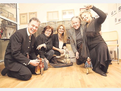 Bekennende &bdquo;Larifari&ldquo;-Fans (v. li.): Landtagsabgeordneter Florian Streibl, Barbara K&ouml;hle, Lia Schneider-St&ouml;ckl, Michael K&ouml;hle und Barbara Heuberger. Foto: sh
