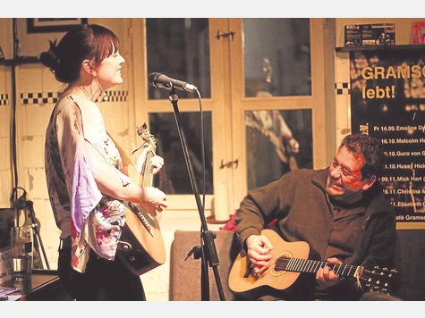 Die Ein-Frau-Band mit Dachauer Unterstützung: Die „Hip-So-Fo“ Musikerin Prita Grealy lässt sich von Gramsci-Wirt Christian Salvermoser begleiten. Foto: dg Die Ein-Frau-Band mit Dachauer Unterstützung: Die „Hip-So-Fo“ Musikerin Prita Grealy lässt sich von Gramsci-Wirt Christian Salvermoser begleiten. Foto: dg
