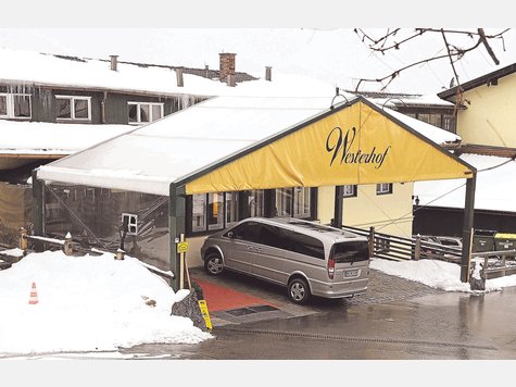 Umstritten, aber für weitere zwei Jahre genehmigt: Das Eingangszelt am Hotel Der Westerhof. foto: AL Umstritten, aber für weitere zwei Jahre genehmigt: Das Eingangszelt am Hotel Der Westerhof. foto: AL