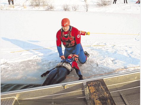 Mit dem Rettungsschlitten brachten die Wasserwachtler die eingebrochenen Menschen ans Ufer. foto: tb Mit dem Rettungsschlitten brachten die Wasserwachtler die eingebrochenen Menschen ans Ufer. foto: tb
