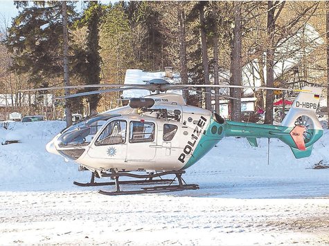 Bei der sogenannten &bdquo;Kapperbergung&ldquo; h&auml;ngt auch der Helikopter wenige Sekunden mit einem Seil am Felsen. rieger