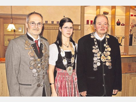 Drei Hoheiten: (v. l.) Hubert Dallinger, Verena Grundner und Klaus Kiesmüller sind die neuen Dorfener Gauschützenkönige. Foto: Stadler Drei Hoheiten: (v. l.) Hubert Dallinger, Verena Grundner und Klaus Kiesmüller sind die neuen Dorfener Gauschützenkönige. Foto: Stadler