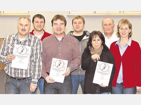 Die Goldene Vereinsnadel mit Urkunde erhielten (v. l.) Thomas Obermeier, Stefan Reiser, G&uuml;nther Eschbaumer, Manfred Altmann und Hermine Haider aus den H&auml;nden des Vorsitzenden Erwin Scharl und der Ehrenamtsbeauftragten Angelika Eschbaumer. foto: tom