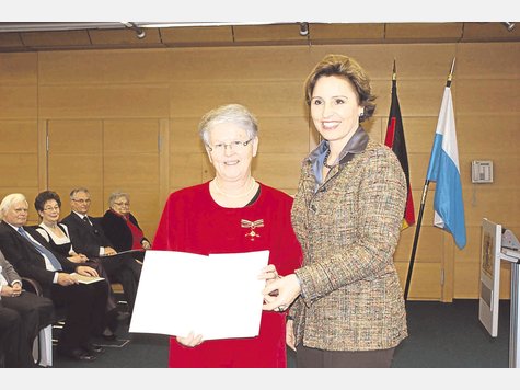 Mit Verdienstkreuz und Urkunde wurde Helga Lang (links) aus Altenstadt von Sozialministerin Christine Haderthauer gestern in München ausgezeichnet. Mit Verdienstkreuz und Urkunde wurde Helga Lang (links) aus Altenstadt von Sozialministerin Christine Haderthauer gestern in München ausgezeichnet.
