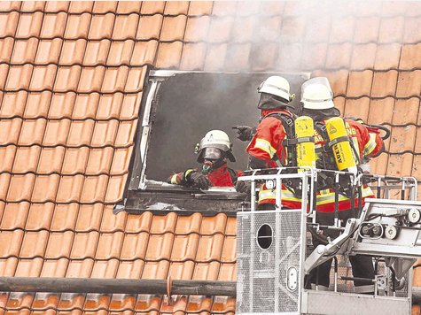 Schwerer Atemschutz ist bei Brandeins&auml;tzen der Feuerwehr oft unerl&auml;sslich. Foto: Herold
