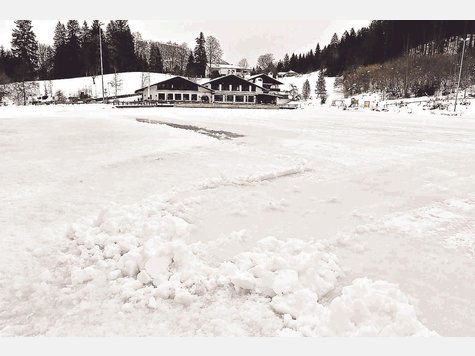 Viel zu tun gibt&rsquo;s noch f&uuml;r den Pond-Hockey-Cup auf dem Rie&szlig;ersee. Der Schnee muss weg, die Eisdecke ist aber schon dick genug. foto: sehr