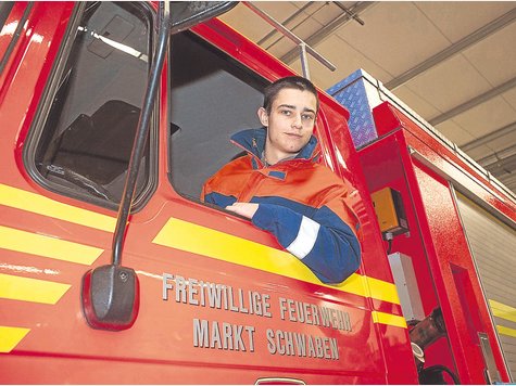 Stolz, zum Team zu geh&ouml;ren: Der Pole Jakub Kuprianowicz engagiert sich bei der Jugendfeuerwehr. Foto: St. Rossmann
