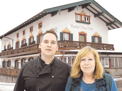Wirte aus Leidenschaft: Thomas Knabl und seine Mutter Inge vor dem Gasthof Blauer Bock. fotos: andreas leder Wirte aus Leidenschaft: Thomas Knabl und seine Mutter Inge vor dem Gasthof Blauer Bock. fotos: andreas leder