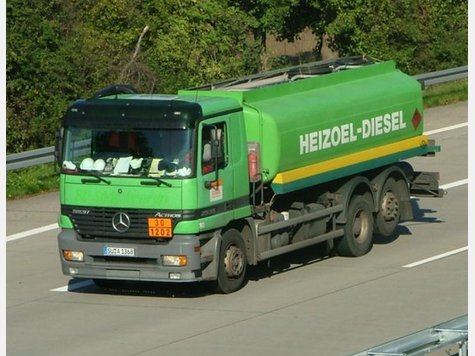 Mit einem Heizöllastwagen – unser Symbolbild zeigt ein baugleiches Fahrzeug – war den Renault auf der B 388 bei Erding kollidiert. Mit einem Heizöllastwagen – unser Symbolbild zeigt ein baugleiches Fahrzeug – war den Renault auf der B 388 bei Erding kollidiert.