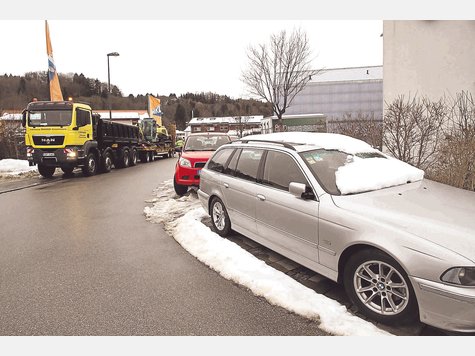 Mehr Platz zum Parken wünscht sich die Wolfratshauser CSU für den Gewerbepark „An der Loisach“. An der Innenseite des Bürgermeister-Finsterwalder-Rings (im Foto rechts) ist Parken jetzt schon erlaubt. Die Christsozialen wünschen sich, dass man dies auch auf dem Gehweg an der äußeren Seite des Rings (links im Bild) zulässt. Foto: sabine hermsdorf Mehr Platz zum Parken wünscht sich die Wolfratshauser CSU für den Gewerbepark „An der Loisach“. An der Innenseite des Bürgermeister-Finsterwalder-Rings (im Foto rechts) ist Parken jetzt schon erlaubt. Die Christsozialen wünschen sich, dass man dies auch auf dem Gehweg an der äußeren Seite des Rings (links im Bild) zulässt. Foto: sabine hermsdorf