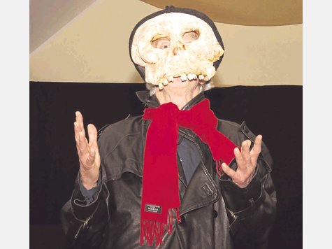 Künstler Josef Pretterer in Maske des Bösen. foto: ink Künstler Josef Pretterer in Maske des Bösen. foto: ink