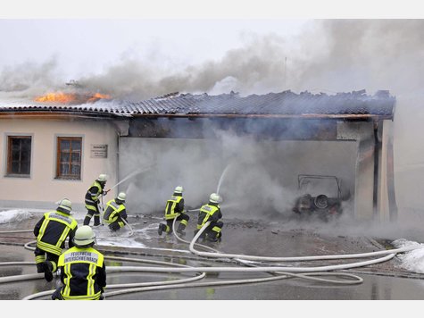 Gro&szlig;er Schaden bei Brand in Unterschweinbach