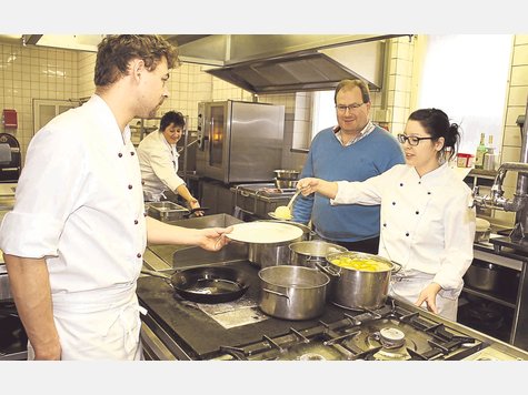 Nichts zu verbergen: Interessierten Gästen zeigt Wirt Andreas Mayr (2. v. r.) bereitwillig seine Küche. Foto: ham Nichts zu verbergen: Interessierten Gästen zeigt Wirt Andreas Mayr (2. v. r.) bereitwillig seine Küche. Foto: ham