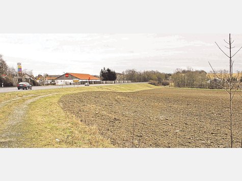 Die flotte Fahrt ist bald Geschichte: Langenbach plant eine Ampelkreuzung auf der B 11 – und Tempo 70. Foto: Albrecht Die flotte Fahrt ist bald Geschichte: Langenbach plant eine Ampelkreuzung auf der B 11 – und Tempo 70. Foto: Albrecht