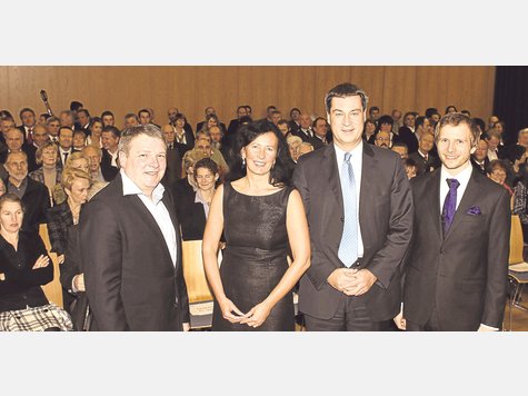 Verfechter der bayerischen Politik: (v.l.) Ernst Weidenbusch, CSU-Landtagsabgeordneter; Barbara Brehmenkamp, CSU-Gemeinderätin in Ismaning; Markus Söder, Finanzminister in Bayern, und der CSU-Ortsvorsitzende Tobias Soller. F: Michalek Verfechter der bayerischen Politik: (v.l.) Ernst Weidenbusch, CSU-Landtagsabgeordneter; Barbara Brehmenkamp, CSU-Gemeinderätin in Ismaning; Markus Söder, Finanzminister in Bayern, und der CSU-Ortsvorsitzende Tobias Soller. F: Michalek