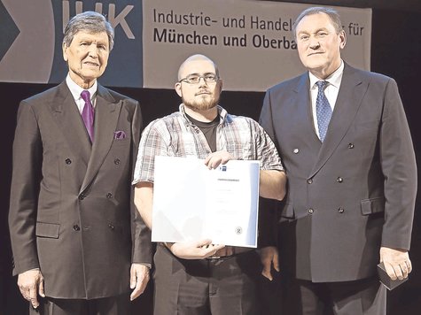 Musterschüler Pascal Müller zwischen IHK-Präsident Erich Greipl (l.) und Josef Amann, Geschäftsführer Berufsbildung der IHK. foto: ihk München Musterschüler Pascal Müller zwischen IHK-Präsident Erich Greipl (l.) und Josef Amann, Geschäftsführer Berufsbildung der IHK. foto: ihk München