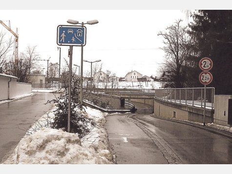Schmaler Tunnel mit Nachteil: Die Unfallgefahr ist hier an der Oberdiller Straße nach der Einschätzung der Baierbrunner Gemeinderäte gestiegen. Foto: sal Schmaler Tunnel mit Nachteil: Die Unfallgefahr ist hier an der Oberdiller Straße nach der Einschätzung der Baierbrunner Gemeinderäte gestiegen. Foto: sal