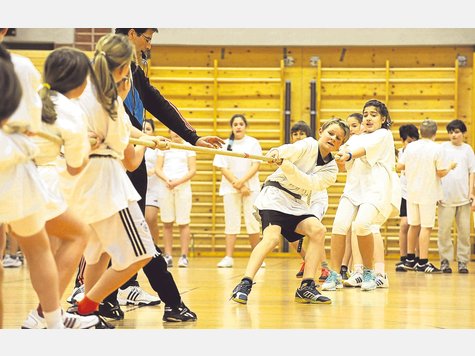 Ziehen an einem Strang: Bei der Disziplin „Tauziehen“ bewiesen die Sechstklässler des Geretsrieder Gymnasiums neben Kraft ihren Teamgeist und Gruppenzusammenhalt. foto: lippert Ziehen an einem Strang: Bei der Disziplin „Tauziehen“ bewiesen die Sechstklässler des Geretsrieder Gymnasiums neben Kraft ihren Teamgeist und Gruppenzusammenhalt. foto: lippert