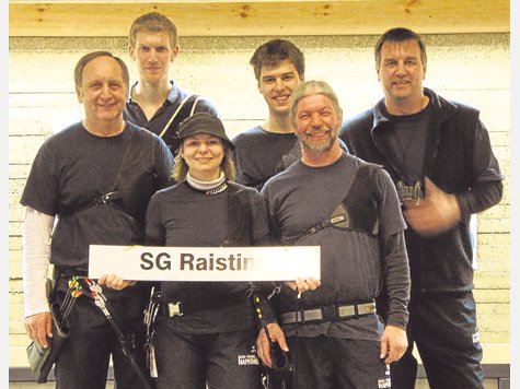 Ab sofort eine Klasse höher: Der frischgebackene Bayernligist SG Raisting mit (v. v. l.) Johann Mitterreiter, Tanja Steiger, Engelbert Unsinn, (h. v. l.) Kilian Vogele, Georg Tietze und Holger Kehm. foto: privat Ab sofort eine Klasse höher: Der frischgebackene Bayernligist SG Raisting mit (v. v. l.) Johann Mitterreiter, Tanja Steiger, Engelbert Unsinn, (h. v. l.) Kilian Vogele, Georg Tietze und Holger Kehm. foto: privat