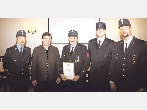Dank f&uuml;r 25 Jahre: (v.l.) Nik Gumberger, B&uuml;rgermeister Franz Schnitzenbaumer, der Geehrte Anton Magath, Stefan F&uuml;hrer und Andreas Dietmannsberger. foto: ralf Poeplau