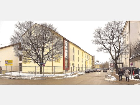 Schlicht und freundlich steht die Mittelschule mit ihrer neuen Fassade da. Schulleiter und Lehrer wollten eine zeitlose Gestaltung, die sich aber trotzdem vom nahen Krankenhaus abhebt. Foto: Peter Preller