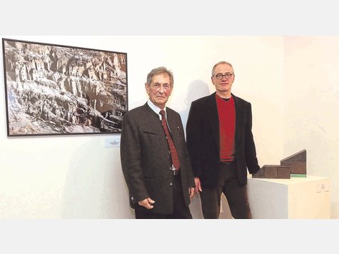 Versierte Beobachter der Natur: Fotograf Eberhard Heller (l.) und Bildhauer Benedikt Zint in der Seeresidenz. foto: preller Versierte Beobachter der Natur: Fotograf Eberhard Heller (l.) und Bildhauer Benedikt Zint in der Seeresidenz. foto: preller
