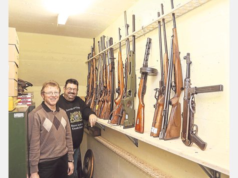 Zwischenlager: Im Landratsamt werden die abgegebenen Waffen gesammelt, ehe sie zum Landeskriminalamt in München gebracht werden, wo sie vernichtet werden. Das Foto zeigt Helmut Stork (l.) und Werner Hegewald mit einigen Exemplaren. F Zwischenlager: Im Landratsamt werden die abgegebenen Waffen gesammelt, ehe sie zum Landeskriminalamt in München gebracht werden, wo sie vernichtet werden. Das Foto zeigt Helmut Stork (l.) und Werner Hegewald mit einigen Exemplaren. F