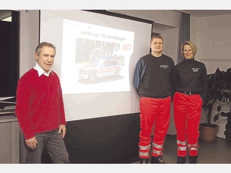 Die Helfer vor Ort aus Denklingen mit Claus und Renate Himml stellen sich in Kinsau (links B&uuml;rgermeister Hermann Reinhard) vor. &emsp; foto: schmid