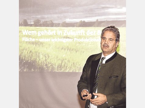 „Bevor Sie einen Traktor kaufen, nehmen Sie lieber einen Grund“, rät Benno Steiner den Landwirten. Foto: Rabe „Bevor Sie einen Traktor kaufen, nehmen Sie lieber einen Grund“, rät Benno Steiner den Landwirten. Foto: Rabe