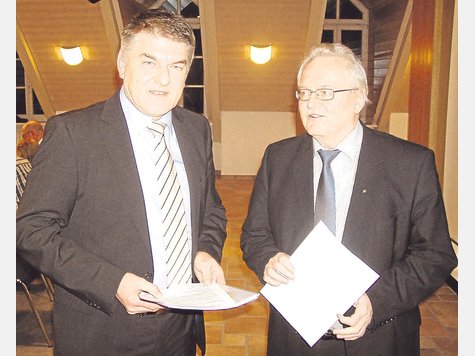 Alte Bekannte: Peitings B&uuml;rgermeister Michael Asam kennt Gastredner Gerd Sonntag (rechts) aus vielen Bezirkstagssitzungen. foto: spe