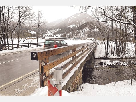 Abriss steht bevor: Die Br&uuml;cke &uuml;ber die Leitzach an der B 307 wird abgebrochen und neu gebaut. Die Ma&szlig;nahme &uuml;bernimmt das Stra&szlig;enbauamt Rosenheim, die Gemeinde Bayrischzell muss jedoch die Kanalleitungen verlegen. Foto: Andreas Leder