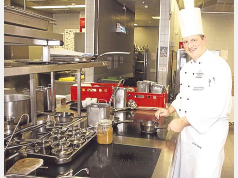 Der Mann hat was auf der Pfanne: Anton J. Stengl ist Küchenchef im Kempinski Airporthotel. Vorher war der gebürtige Moosburger in Österreich, Australien und Dubai. Foto: Priglmeir Der Mann hat was auf der Pfanne: Anton J. Stengl ist Küchenchef im Kempinski Airporthotel. Vorher war der gebürtige Moosburger in Österreich, Australien und Dubai. Foto: Priglmeir