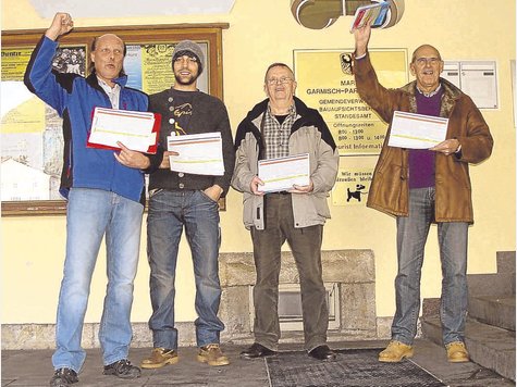 Freude pur herrscht bei den Befürwortern der Hindenburgstraße, als sie die Unterschriften-Listen im Rathaus übergeben. foto: Initiative „Pro Hindenburgstrasse“/fkn Freude pur herrscht bei den Befürwortern der Hindenburgstraße, als sie die Unterschriften-Listen im Rathaus übergeben. foto: Initiative „Pro Hindenburgstrasse“/fkn