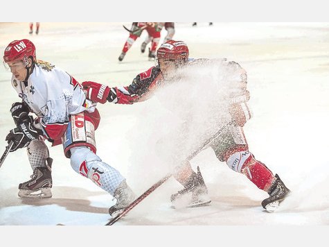 Auch die Einstaub-Taktik half Peiting nichts: Dominik Quinlan und der EHC siegten. sro