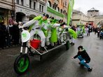 Damische Ritter führen Faschingsumzug durch München an