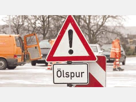 200 Liter ausgelaufener Dieselkraftstoff sorgte f&uuml;r eine &Ouml;lspur XXL. Foto: Fotolia