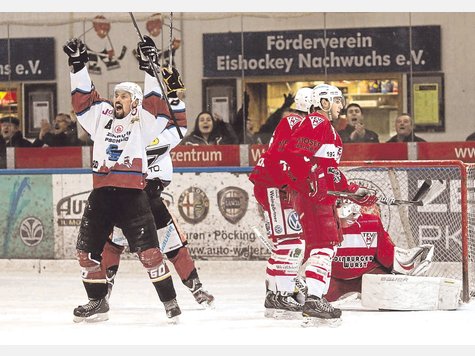 Das sieht der Peißenberger Fan am liebsten: Die „Eishackler“ (hier Martin Weckerle in der Vorrundenpartie gegen Miesbach) bejubeln einen Treffer. foto: halmel Das sieht der Peißenberger Fan am liebsten: Die „Eishackler“ (hier Martin Weckerle in der Vorrundenpartie gegen Miesbach) bejubeln einen Treffer. foto: halmel