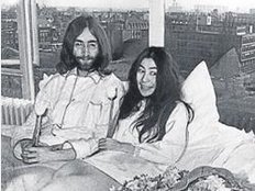 Beatle John Lennon und seine Frau Yoko Ono am 24. M&auml;rz 1969 im Hilton Amsterdam.&nbsp;