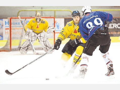 Gleich scheppert’s: Die Geretsrieder River Rats um Verteidiger Andi Hölzl (Mi., im Duell mit dem Wörishofener Christoph Heckelsmüller) bestreiten am Sonntag ihr letztes Heimspiel der Saison. Zu Gast sind die Trostberg Chiefs. foto: lippert Gleich scheppert’s: Die Geretsrieder River Rats um Verteidiger Andi Hölzl (Mi., im Duell mit dem Wörishofener Christoph Heckelsmüller) bestreiten am Sonntag ihr letztes Heimspiel der Saison. Zu Gast sind die Trostberg Chiefs. foto: lippert