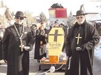 Narren tragen Fasching zu Grabe