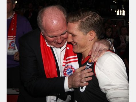 Uli Hoeneß (l.) und Bastian Schweinsteiger sind große Fans der FC-Bayern-Basketballer Uli Hoeneß (l.) und Bastian Schweinsteiger sind große Fans der FC-Bayern-Basketballer