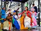 Marktweiber tanzen in München auf dem Viktualienmarkt mit Christine Neubauer