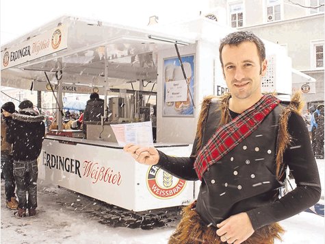 Kann sich nur wundern: Daniel Helmecke vom Gasthof Erdinger Wei&szlig;br&auml;u mit dem Kn&ouml;llchen f&uuml;r den Schankwagen. Foto: ham
