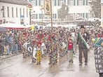 Faschingszug Ebersberg: Schnee auf den Perücken