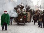 Moosgeister-Treiben in Erding: Mehr Weiß als Grün