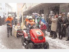 Umzug in Moosburg: Die Faschingshelden am Rande der Straße