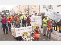 Faschinigszug: Nandlstädter Narren bieten Berlin dritte Startbahn an