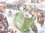 2500 Besucher: Narren bringen Böbing zum Kochen
