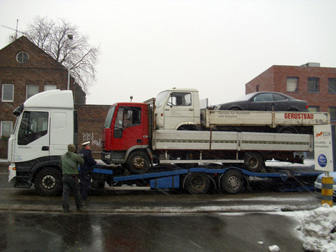 Polizei stoppt kuriosen Lkw. Polizei stoppt kuriosen Lkw.