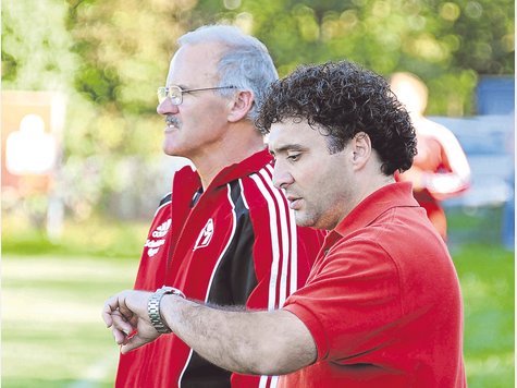 Die Zeit ist abgelaufen: Tarkan Demir verlässt den FCMiesbach nach nur einem halben Jahr. Co-Trainer Rupert Haimerl (l.) wird nicht einspringen. Foto: Andreas Leder Die Zeit ist abgelaufen: Tarkan Demir verlässt den FCMiesbach nach nur einem halben Jahr. Co-Trainer Rupert Haimerl (l.) wird nicht einspringen. Foto: Andreas Leder